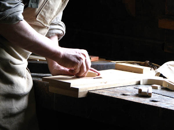 Nuestro equipo de profesionales cuenta  con muchos aÃ±os de contrastada <strong>experiencia</strong> en el sector de la <strong>carpinterÃ­a de madera en Cabrera de Mar</strong>.